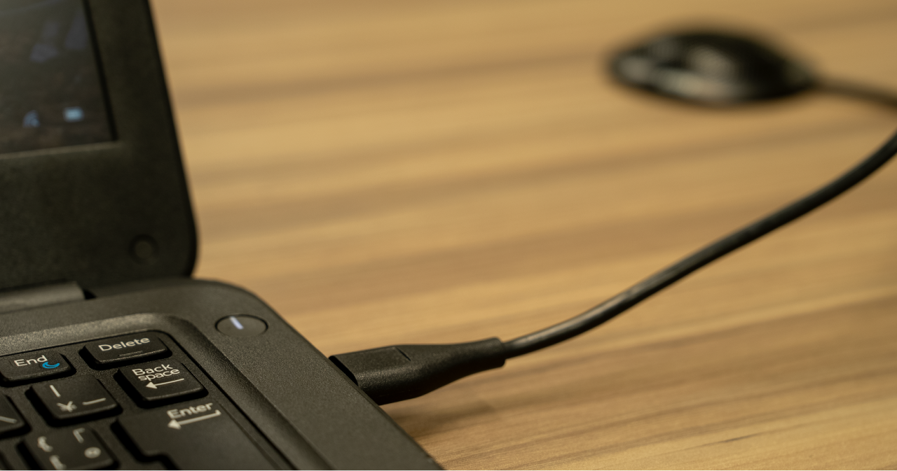 パソコンにUSBがささっている写真