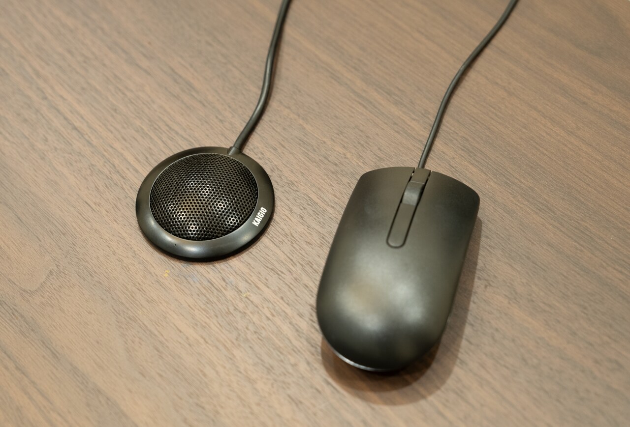本製品とマウスが並んでいる写真