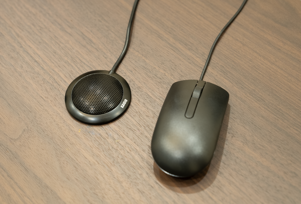 本製品とマウスが並んでいる写真