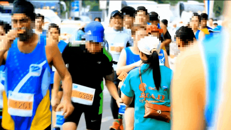 AIがサッと顔を検出、結果を見て選ぶだけ