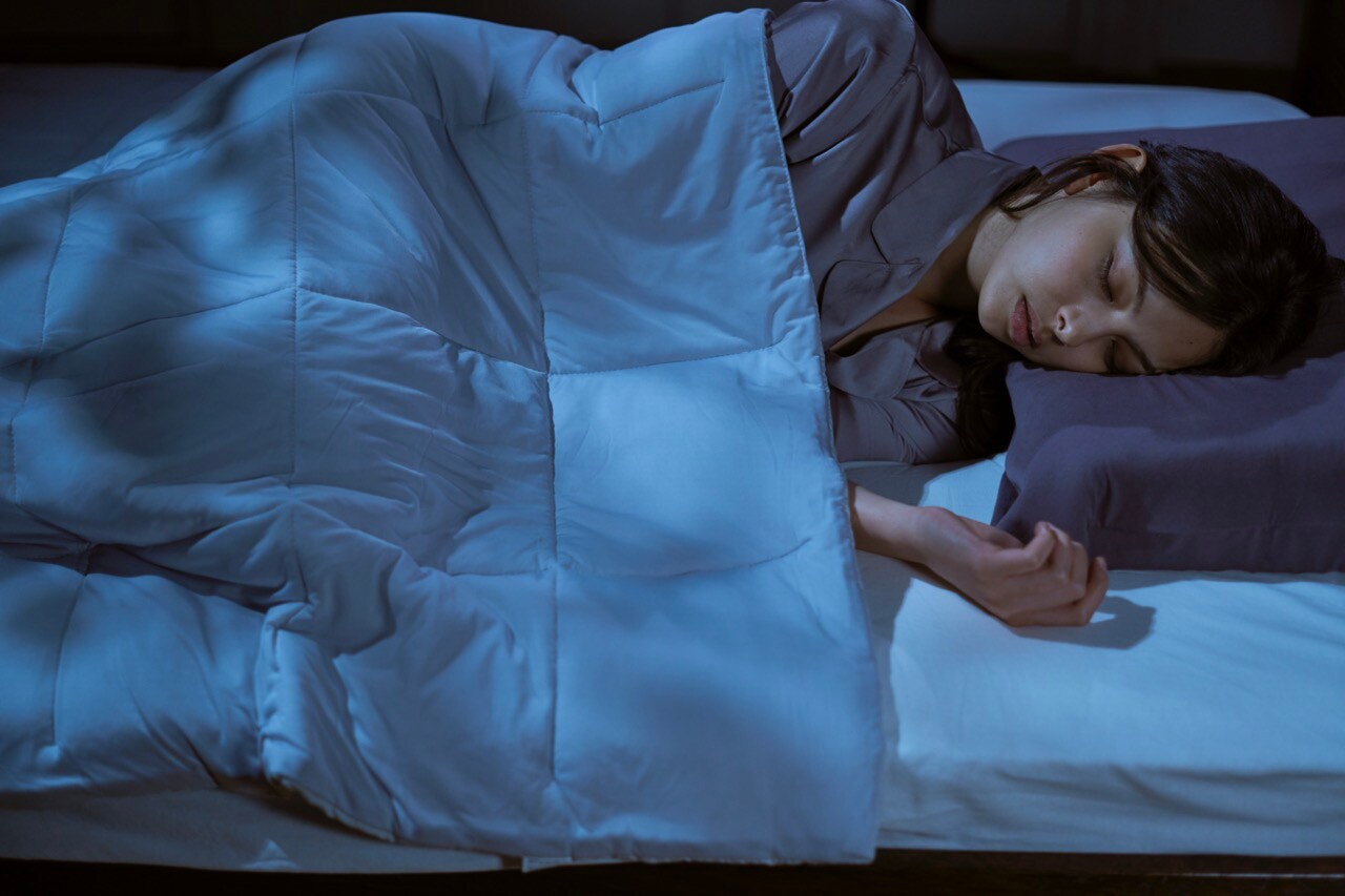 ブレインスリープコインで睡眠を計測しているイメージ