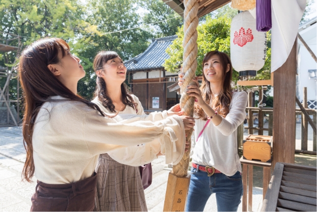 神社に参拝する画像