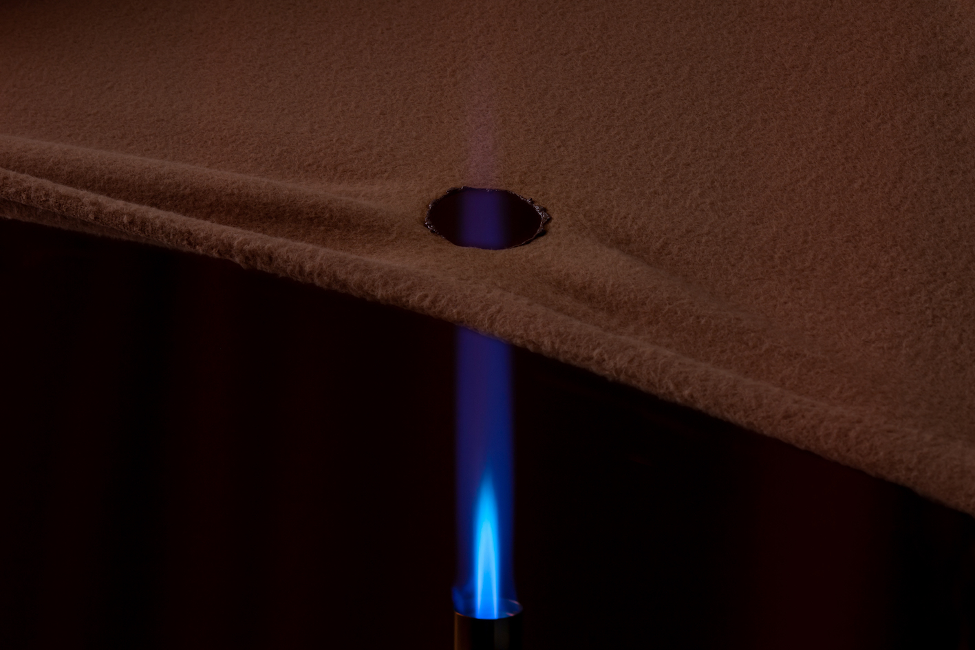 非常に燃え広がりにくい【難燃ポリエステル糸】を使用