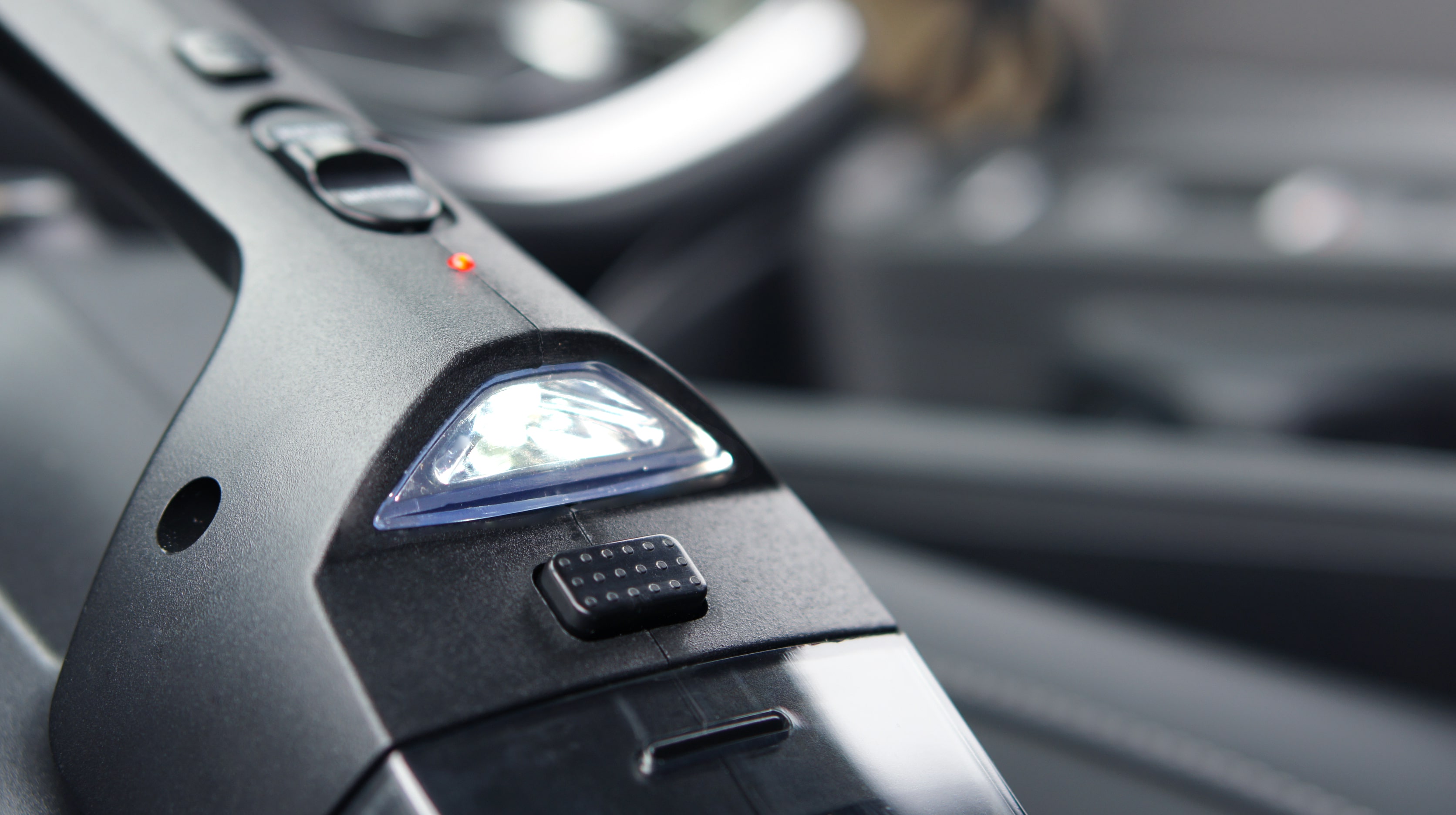 暗い場所の作業に役立つLEDライト