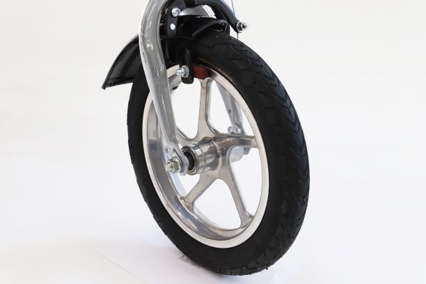 タイヤサイズは12インチ、大人から子供まで乗れるサイズ