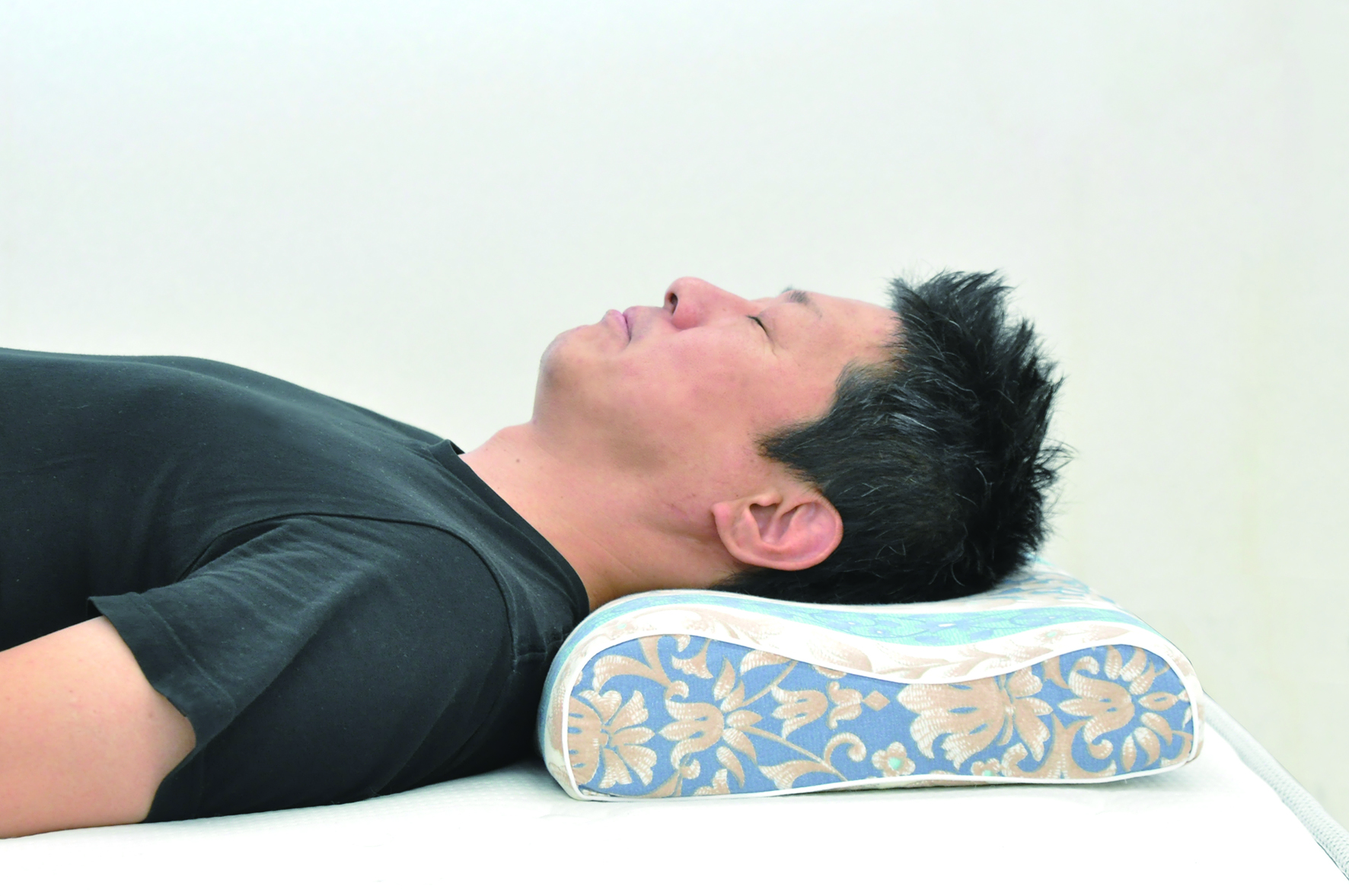 ゆるやかな山型が首のカーブにあたる形状