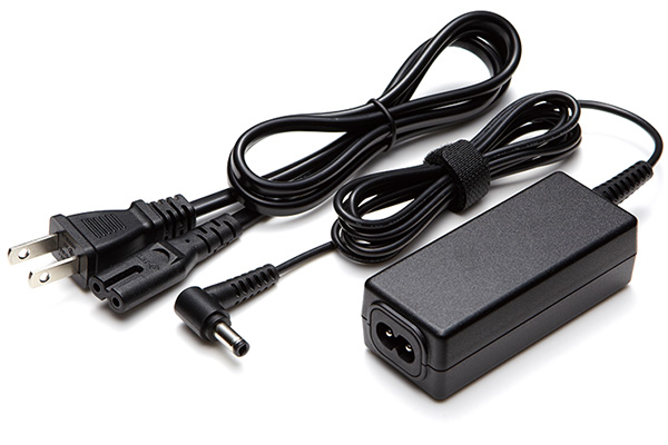 場所をとらず持ち運びにも便利な小型ACアダプターを付属