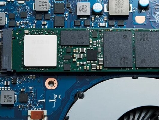 SSD 約256GB（PCIe接続）を搭載