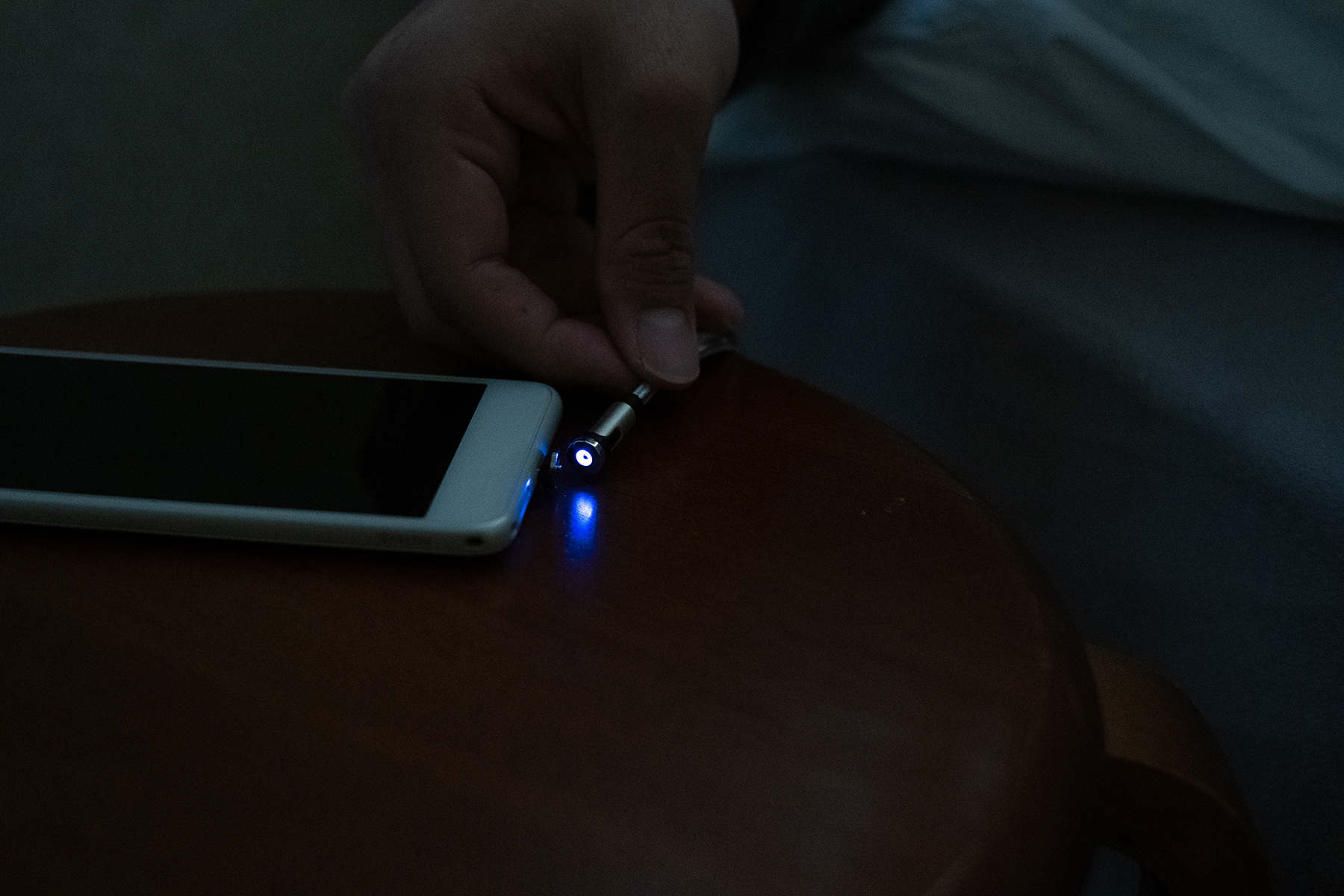 マグネット部にLEDライト付きで、暗闇でも安心