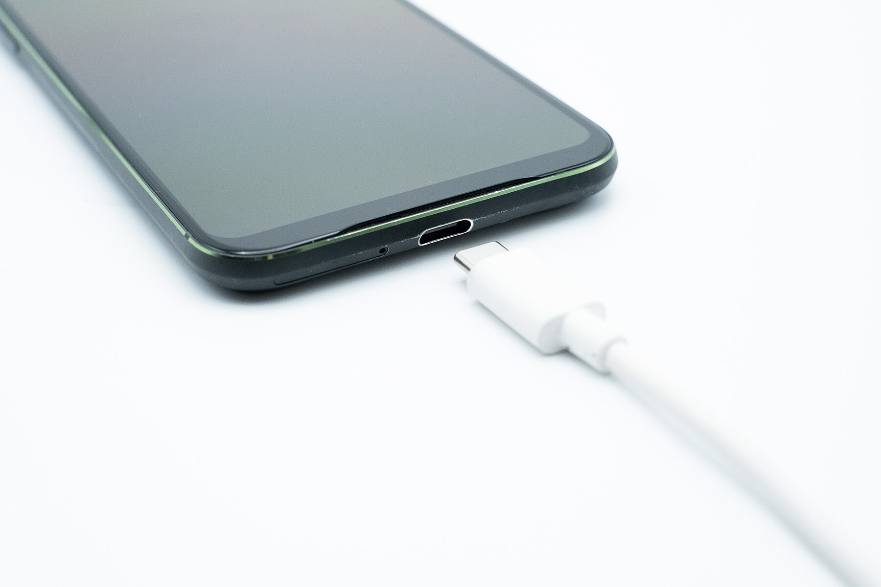 スマホ充電口への水・埃などの侵入を防ぎ、充電口の傷も防ぎます