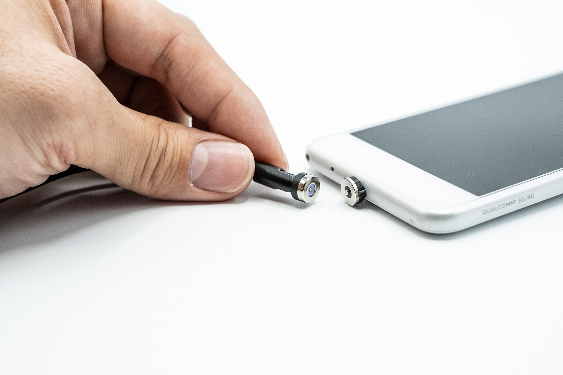 スマホ充電口への水・埃などの侵入を防ぎ、充電口の傷も防ぎます