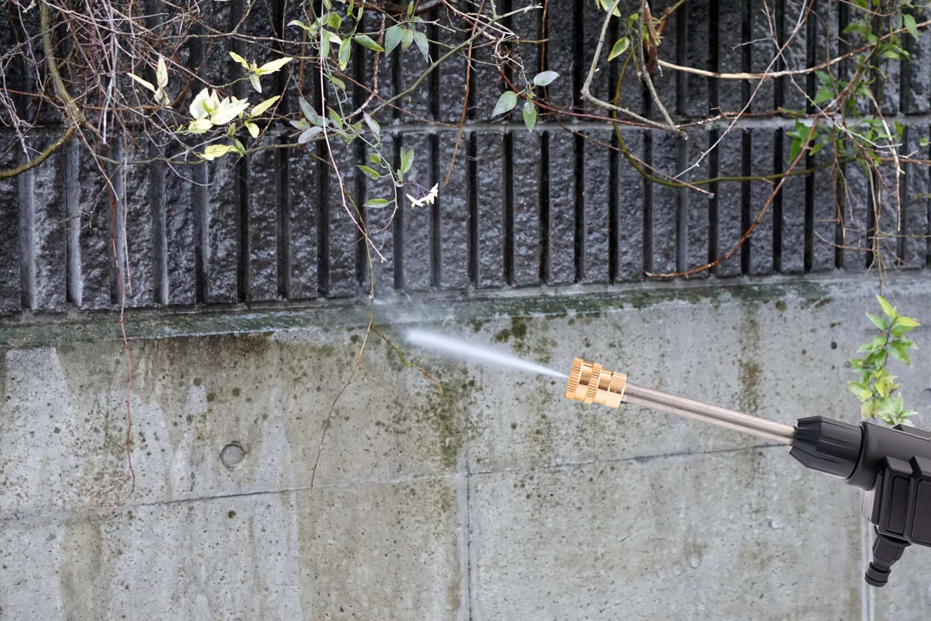 コード不要の高圧洗浄機｜ソースネクスト