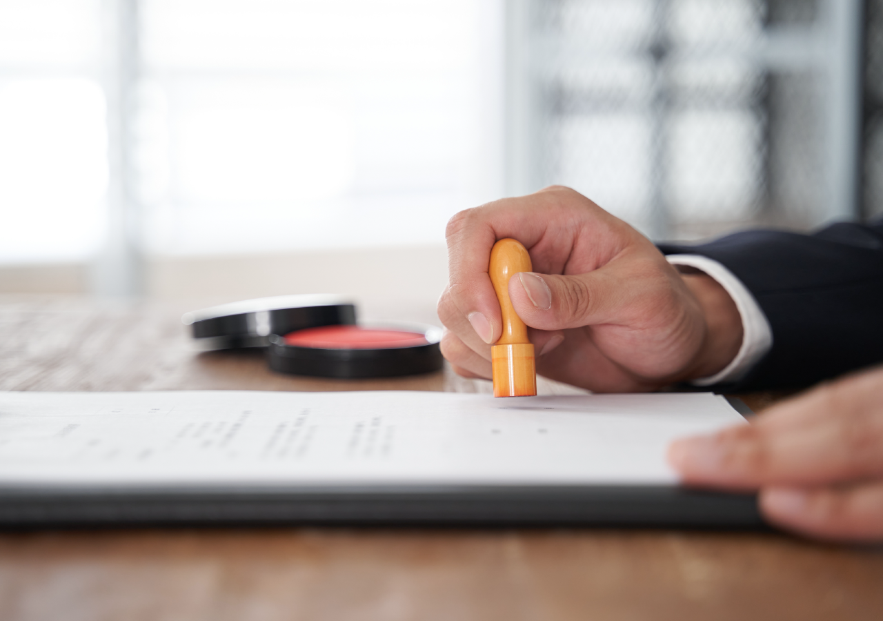 困るポイント1 : 紙はデータ化したのに、ハンコだけは会社に行って押印している