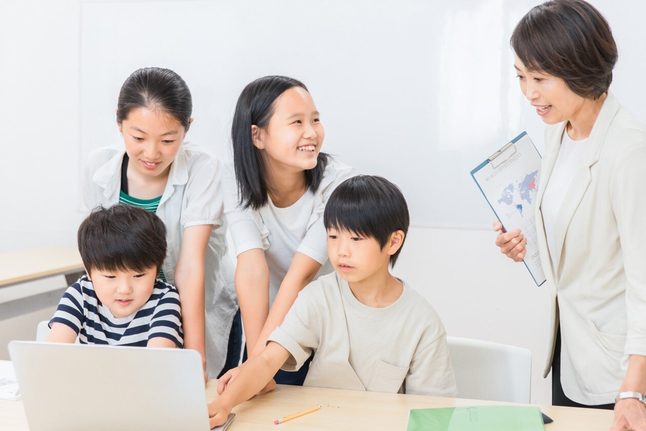 学校で子どもたちがパソコンを触っている様子