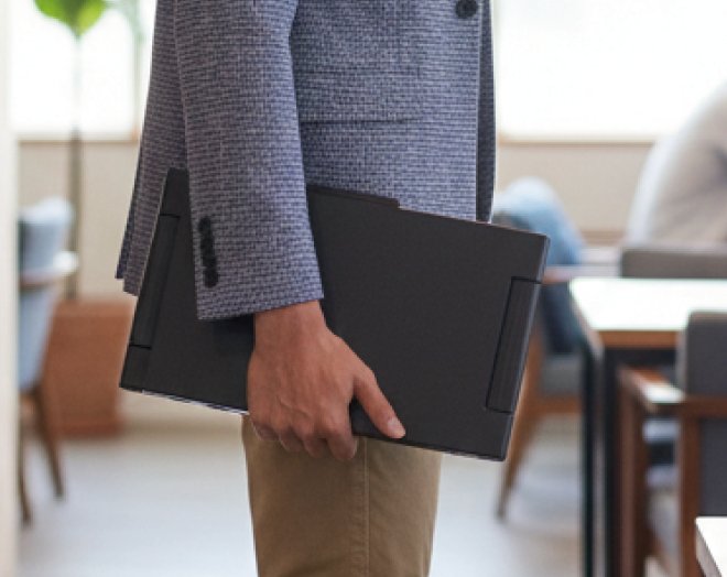 折りたためば、A4サイズ強のコンパクト収納