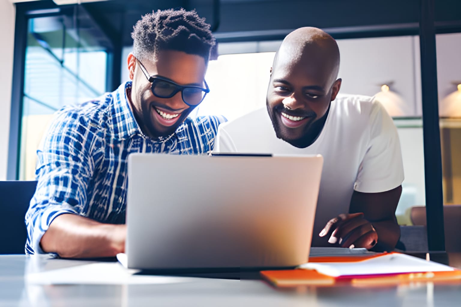 パソコンを見ている2人の男性