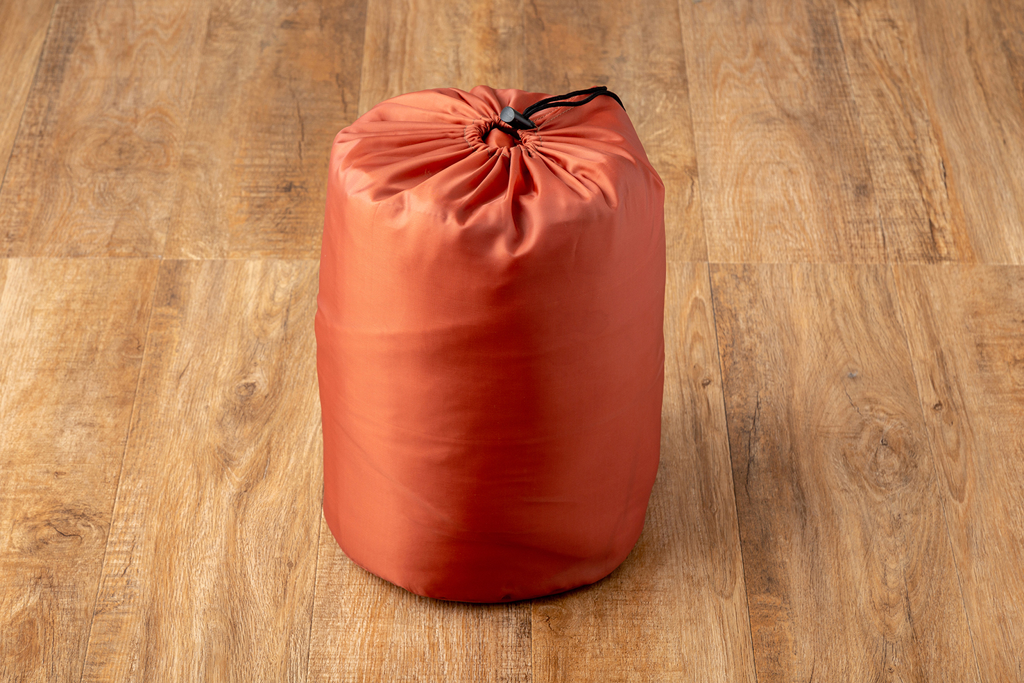 ② 収納袋に入れれば、くつろぎ時のクッションとして使えます。