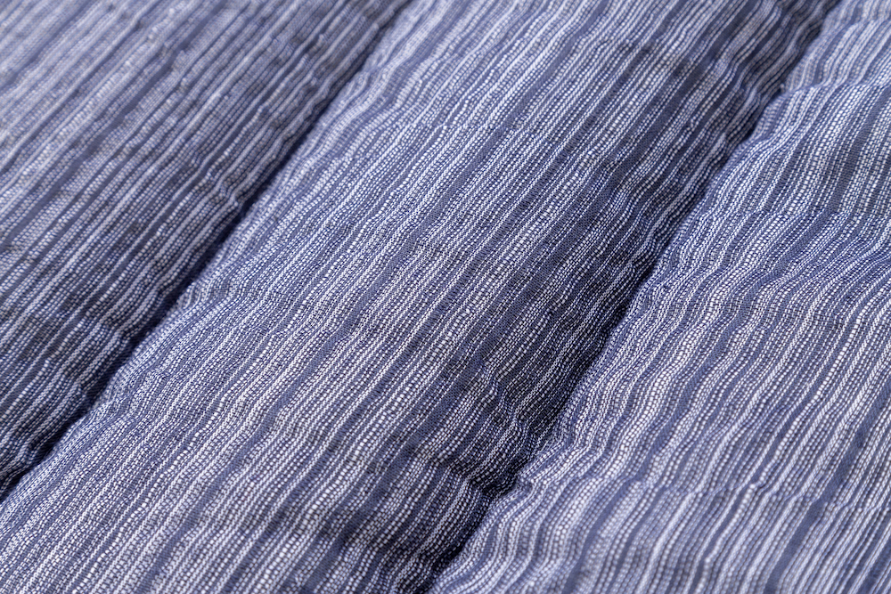 表面にはシャリッとした肌触りの先染めしじら織生地を使用