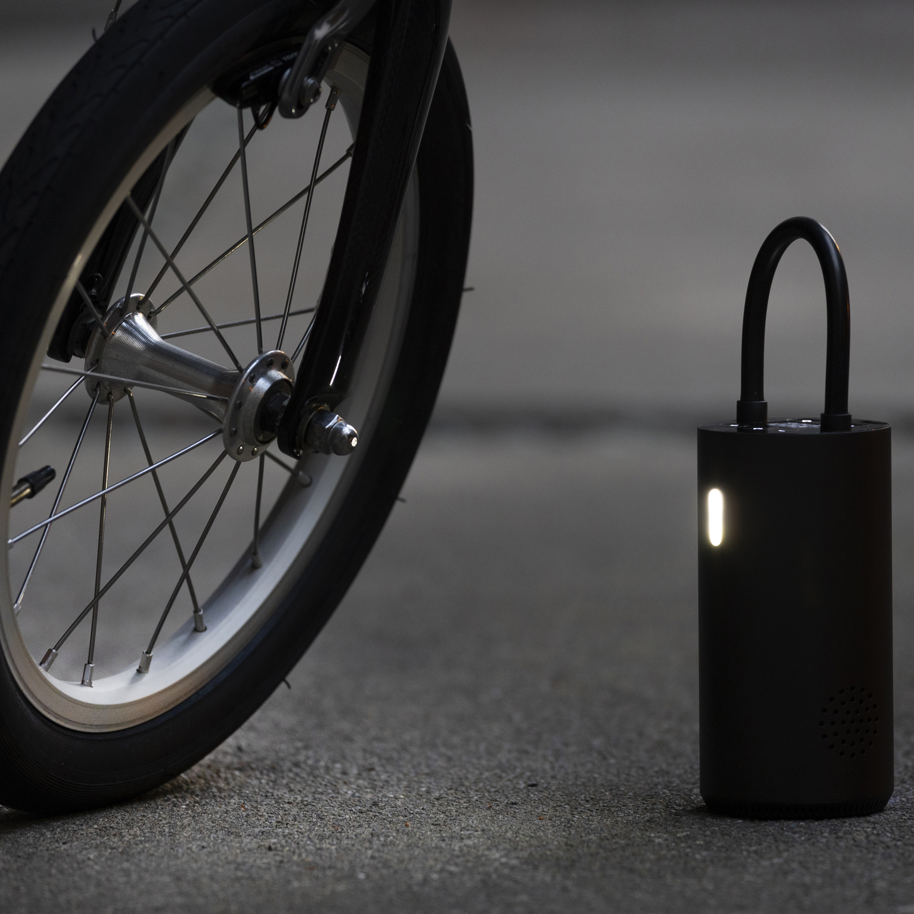 暗い場所で手元を照らすライト付き