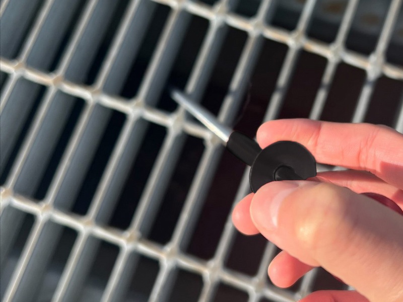 隙間掃除や落とし物にはLEDライト搭載ピックアップツール