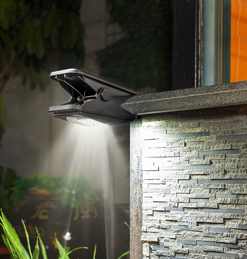 クリップで挟むだけ、工具いらずの簡単設置。