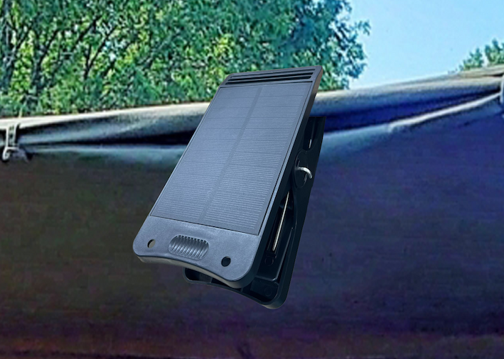 ソーラーパネルとUSBの2WAY充電。