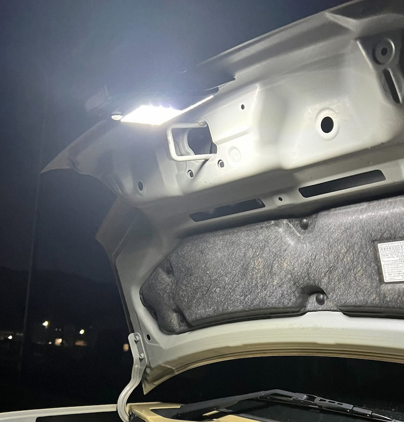 クリップで挟むだけ、工具いらずの簡単設置。