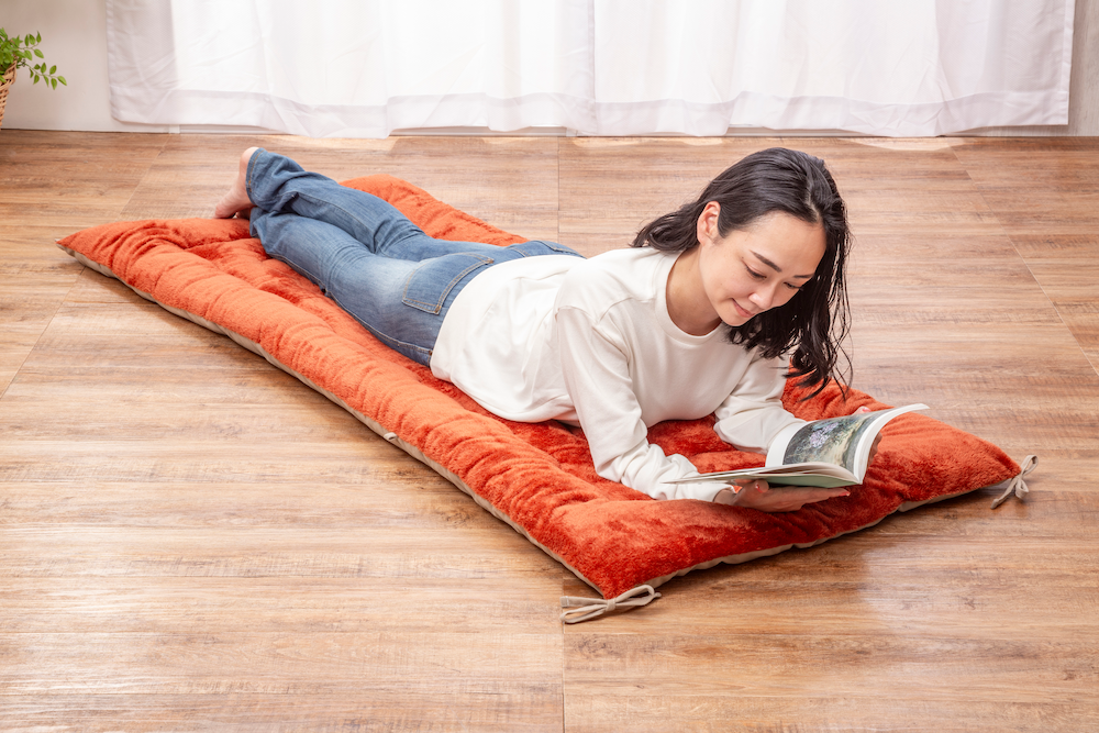 部屋でごろ寝に