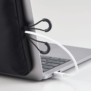 Wファスナーでケーブルを自由な位置から引き出せる