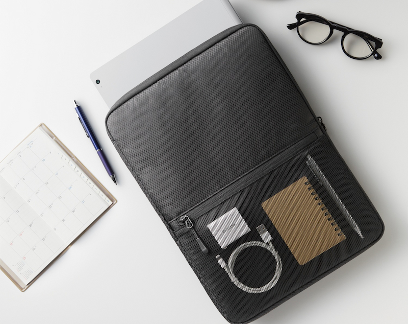 ハリのあるメッシュ生地ポケット