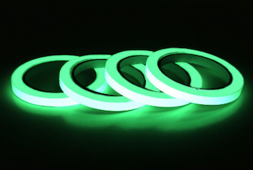 電気や日光で光を溜めて暗闇で光る