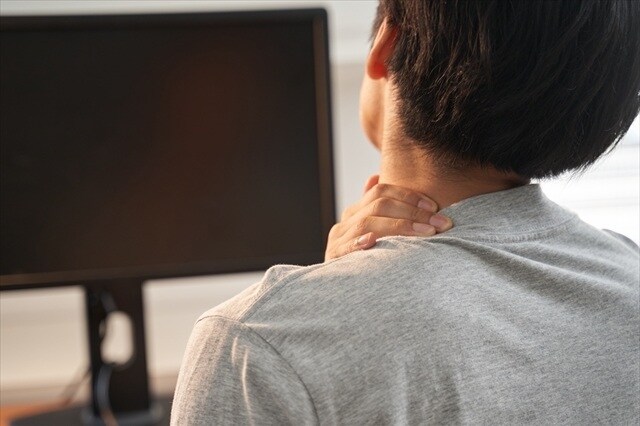 多くの人が首筋の痛みや肩こりの悩みを抱えています