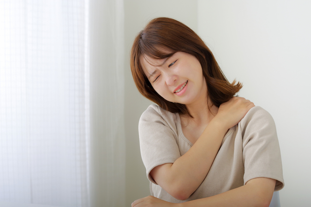 多くの人が首筋の痛みや肩こりの悩みを抱えています