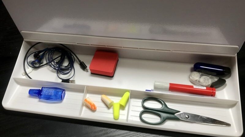 周辺機器や文房具など小物を収納