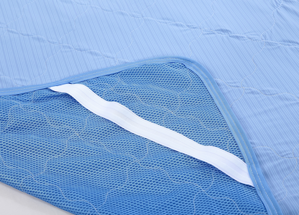 裏面四隅にはゴムバンド付き