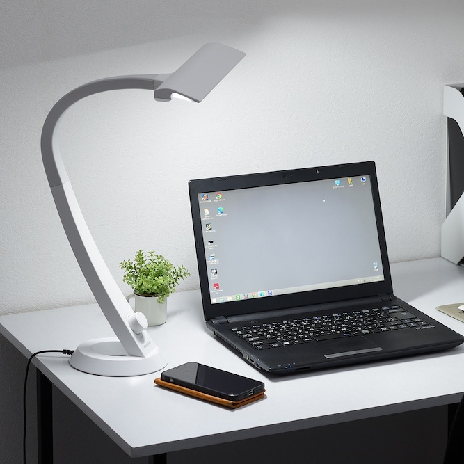 置き場所を選ばないコンパクトな台座デザイン