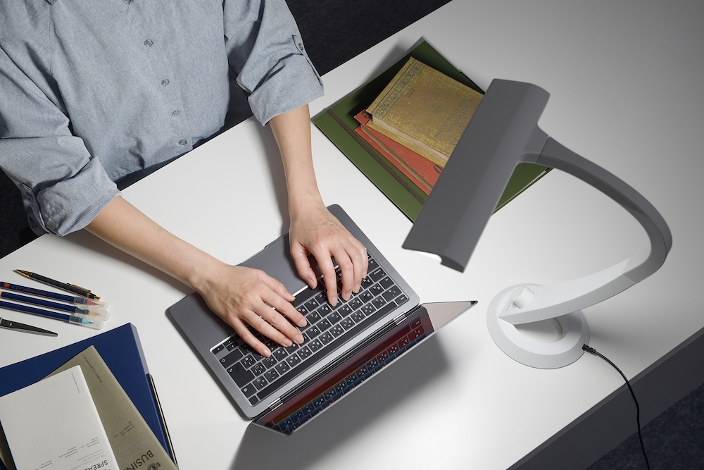 目を疲れさせない光とは何か。 徹底的に研究を重ねたLEDデスクライト