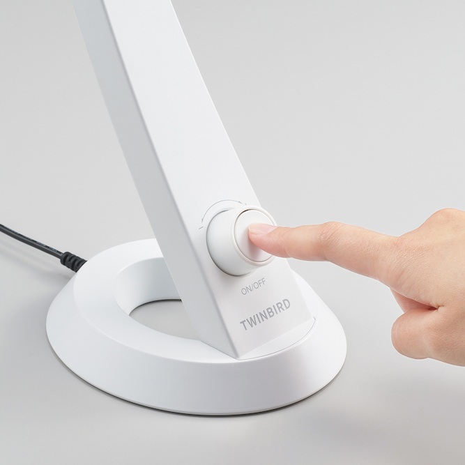 置き場所を選ばないコンパクトな台座デザイン