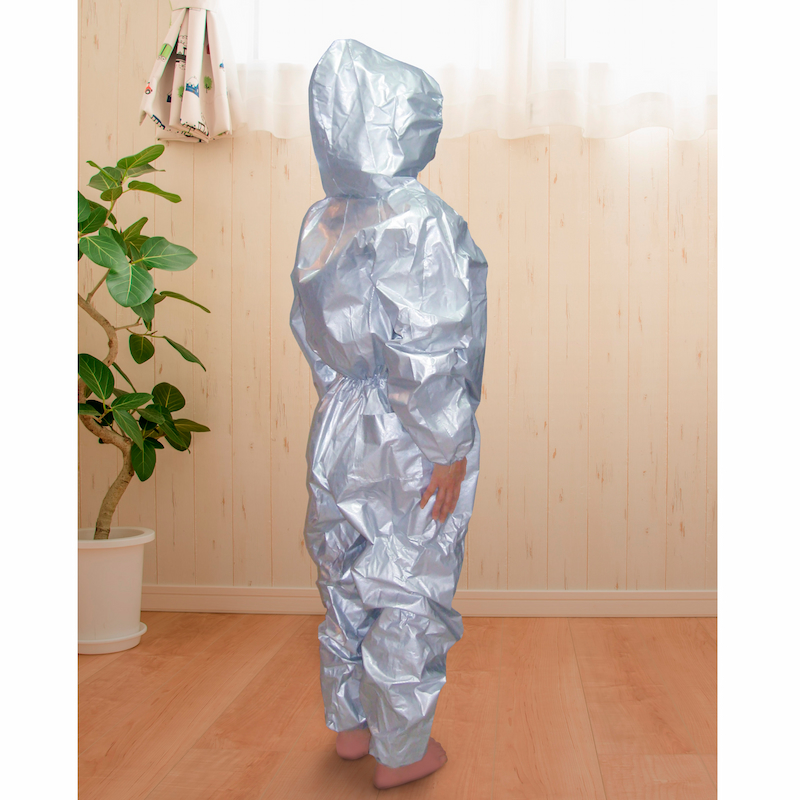 つなぎタイプで、頭まですっぽりのフード付き