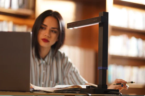 デスクライト兼用の2Wayデザイン