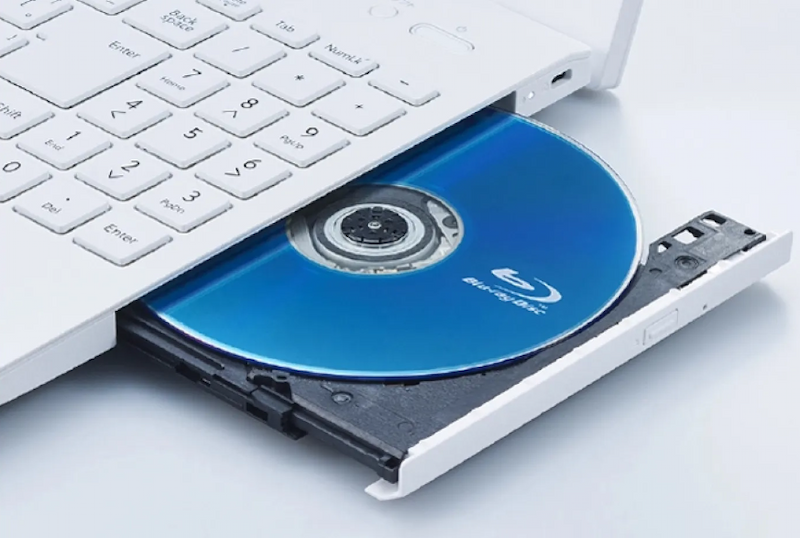 データの保存やコンテンツの視聴が可能なDVD/CDドライブを搭載