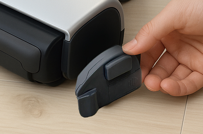 付属テープで貼るだけの簡単取り付け