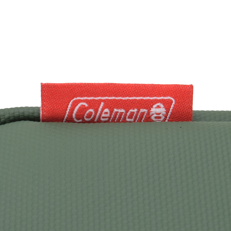 どんなコーデにも馴染むシンプルデザイン