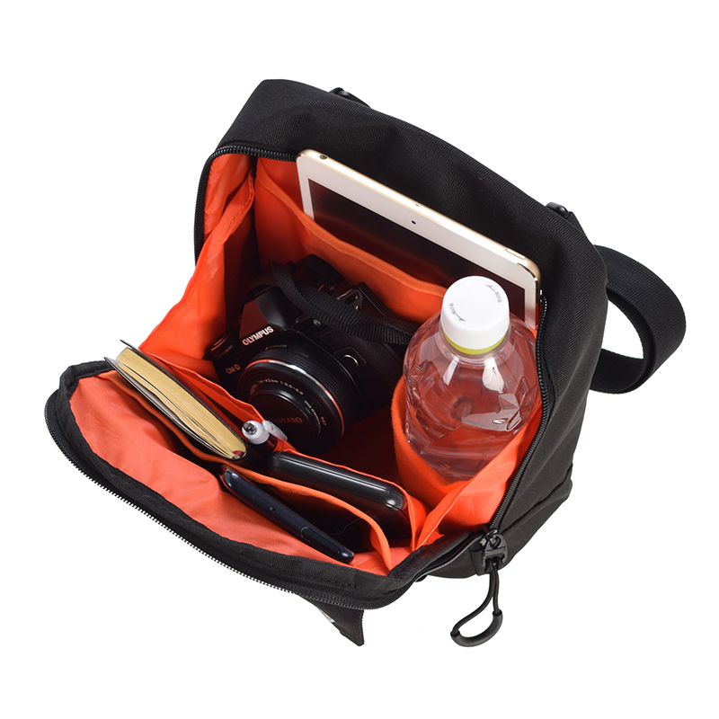 前面・背面・メインの3ゾーン収納で、持ち物をすっきり整理