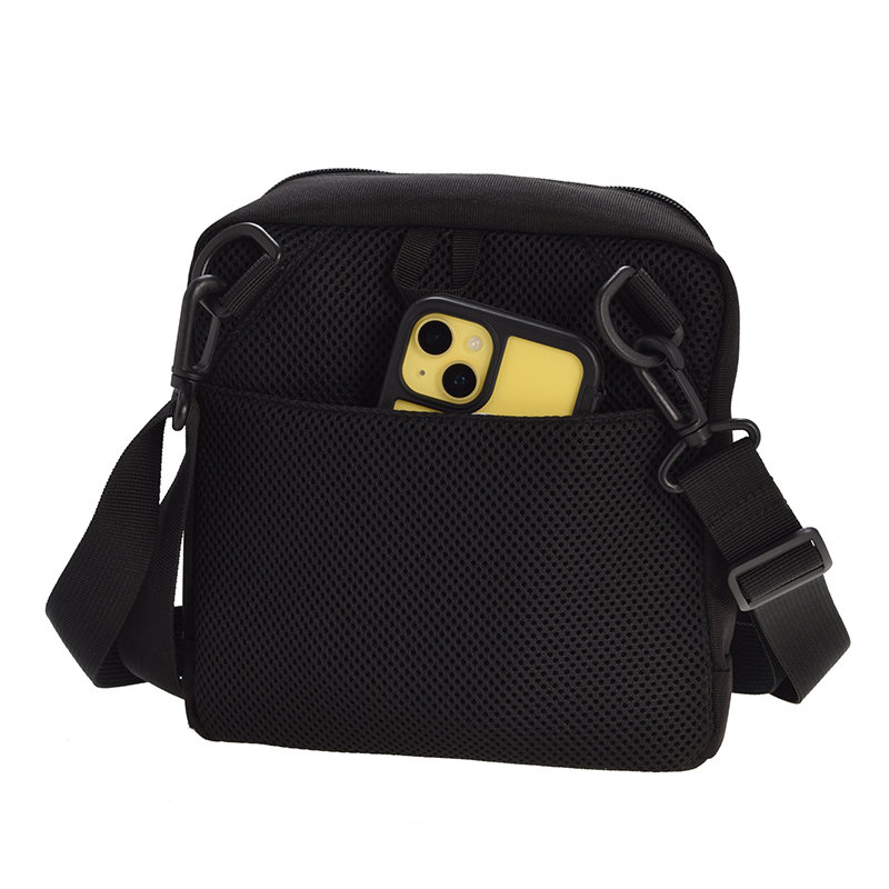 背面ポケットで、よく使うものをすぐ取り出せる