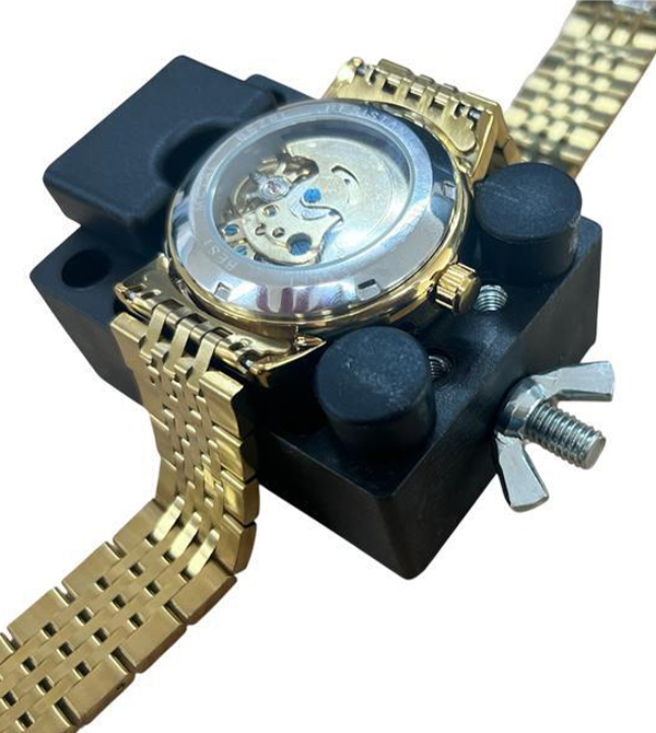 電池交換からバンドの調整・交換までマルチに活躍